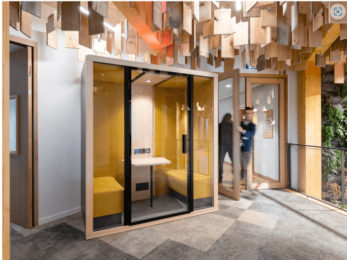 Cabine acoustique pour 4 personnes avec table et connectiques intégrées Grand choix esthétique intérieur extérieur