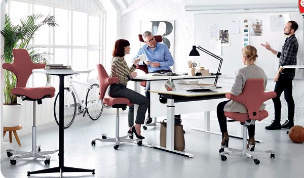 Fauteuils avec accoudoirs réglables et fauteuil canapé d’accueil de couleur bleu canard